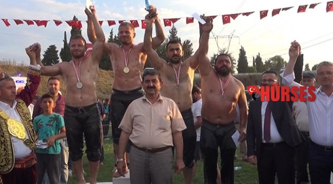 İkiz güreşçiler rakip oldu