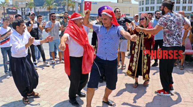 Esnaf kepenk kapatıp halay çekti