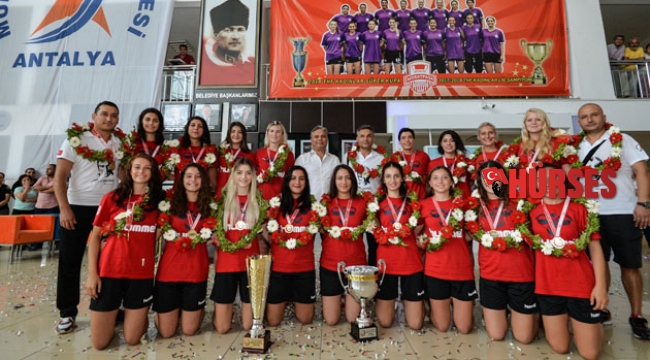 Sezonu Kupayla kapatan sporculara ödülü