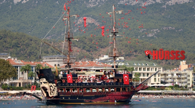 Gökyüzüne ay yıldızlı balonlar bıraktılar