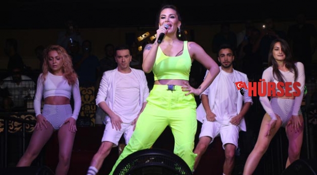 İrem Derici sahneye çıktı