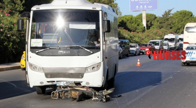 Midibüsle çarpışan motosikletin sürücüsü öldü