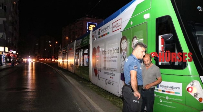 Tramvayın çarptığı yaya yaralandı