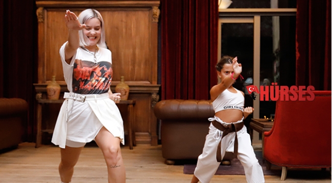 Anne Marie, minik hayranıyla karate yaptı