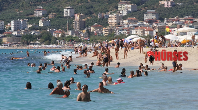 Antalya’da sahiller tıklım tıklım dolu