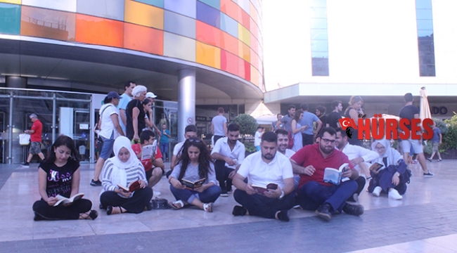 AVM önünde kitap okuma farkındalığı