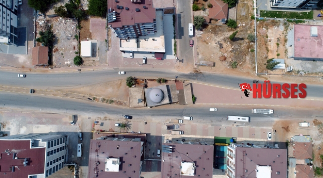 İki yolun ortasında kalan cami
