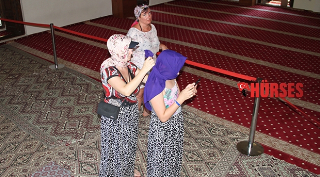 Tarihi camiye turist ilgisi