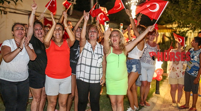 Tatilciler Zafer Bayramı'nı kutladı
