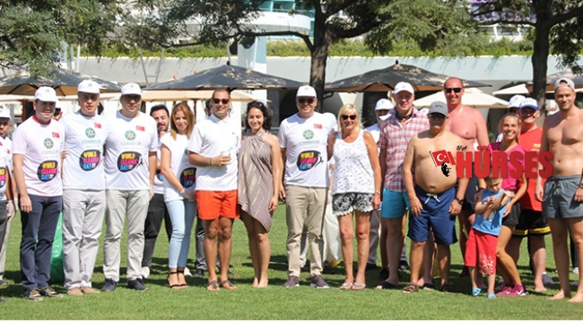 Turistler sahilde  çöp topladı