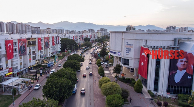 CADDE BAYRAKLARLA DONATILDI