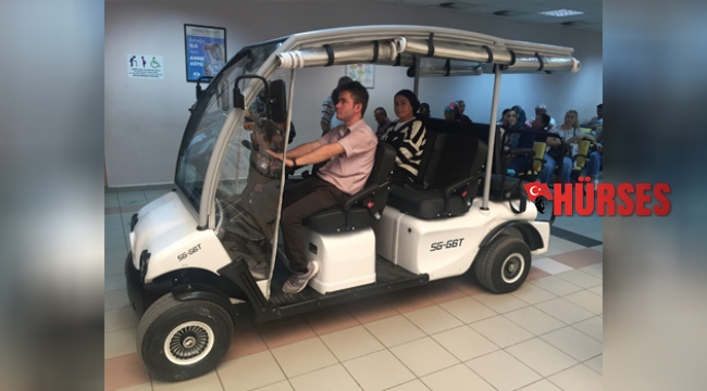 Hastalar golf aracı ile taşınıyor