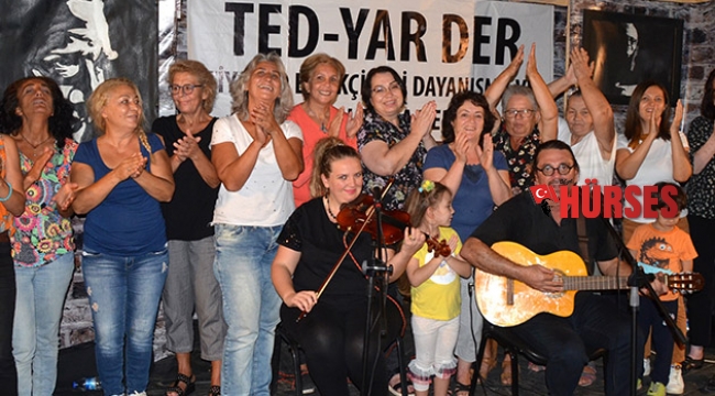 Neşeli şarkılarla mini konser