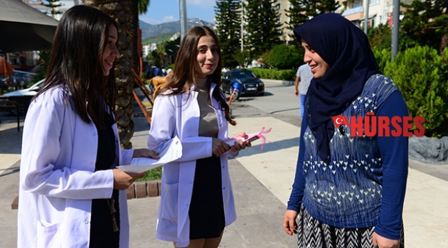 Pembe kurdele dağıttılar