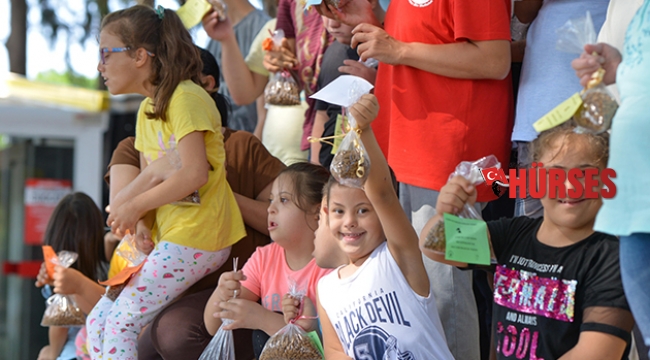 Sokak hayvanlarını beslediler