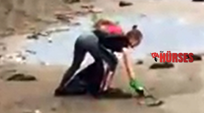 İngiliz turist, sahilde çöp topladı