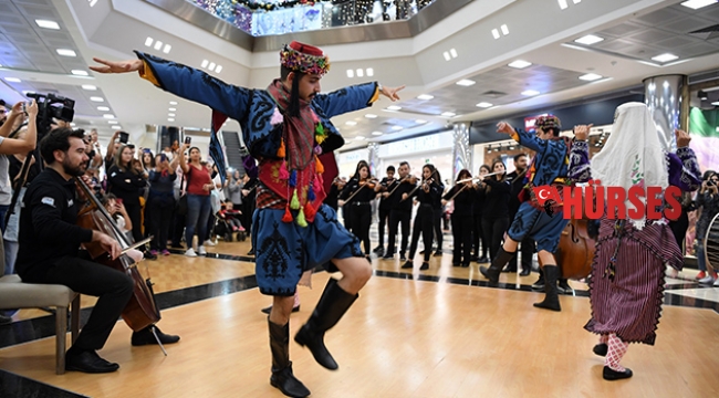 Oda orkestrasından  AVM'de konser