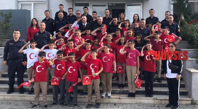 Öğrencilerden asker selamı