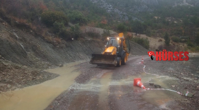 Akseki’de heyelanın  kapattığı yol açıldı