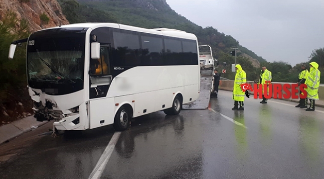 Antalya'da servis minibüsü kazası