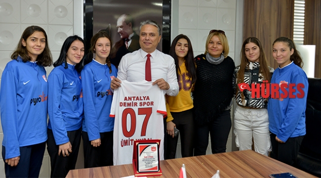 Kadın futbolculardan ziyaret