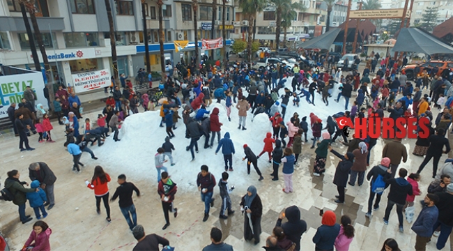 Çocuklar için kamyonlarla kar getirildi