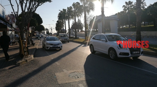 Motosiklet  otomobile çarptı