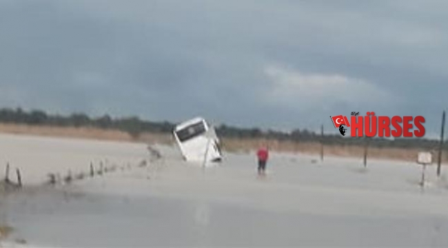 Otobüs şoförü tarlada mahsur kaldı