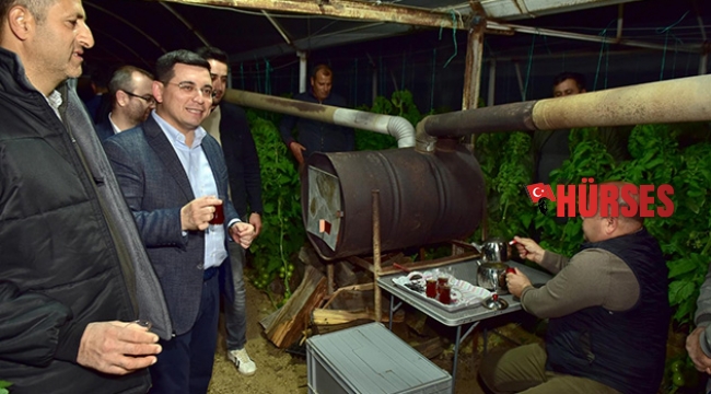 Tütüncü, üreticiyle  sera nöbetinde
