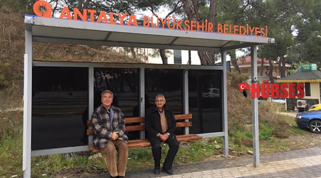 Manavgat’ta eskiyen  duraklar yenilendi