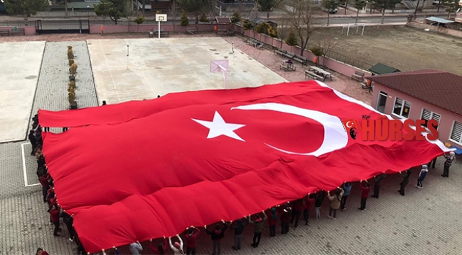 Öğrenciler dev  Türk Bayrağı açtı