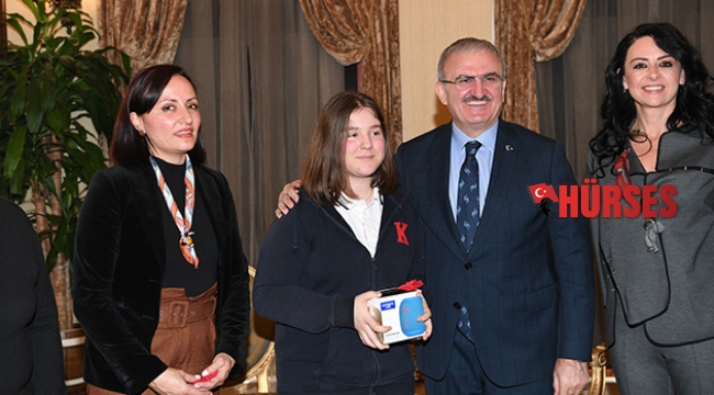 Vali Karaloğlu genç ressamı kutladı