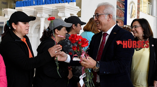 8 Mart’ı kırmızı karanfillerle kutladılar