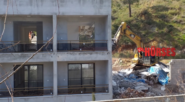 Adrasan'da kaçak yapılar yıkılıyor