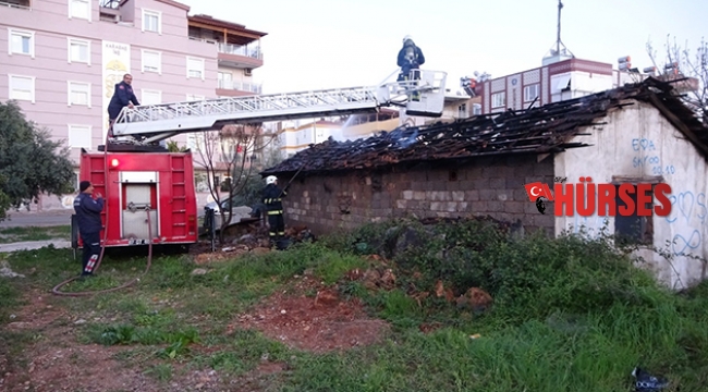 Antalya’da ahşap  ev alev alev yandı