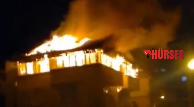 Antalya’da üç katlı evin çatısı alev alev yandı