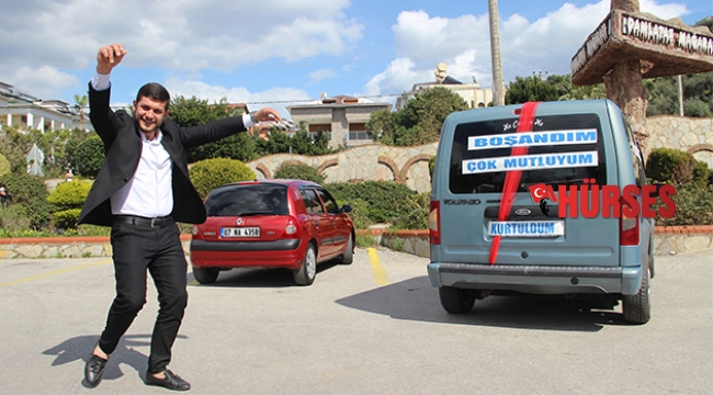 Boşanmasını konvoy ve oyun havasıyla kutladı