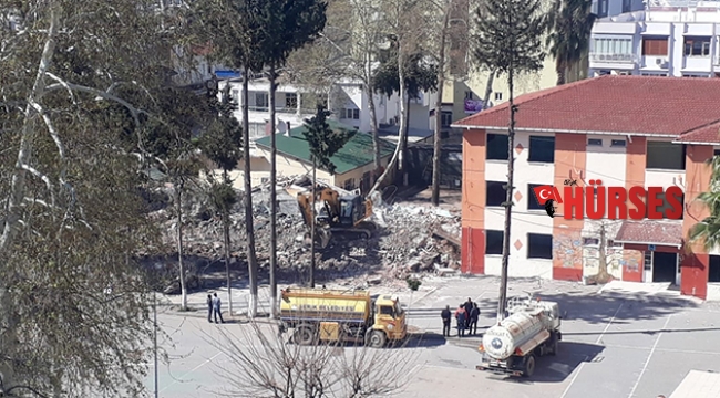 Dayanıksız  okullar yıkılıyor