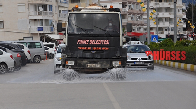 Finike'de bulvar ve ana caddeler temizlendi