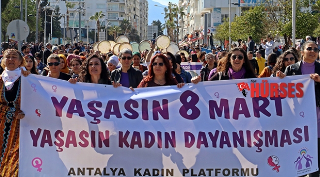 Karnaval  havasında yürüyüş