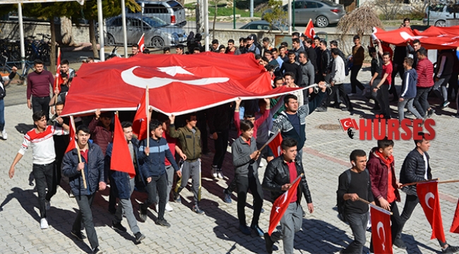 Liseli öğrenciler  şehitler için yürüdü