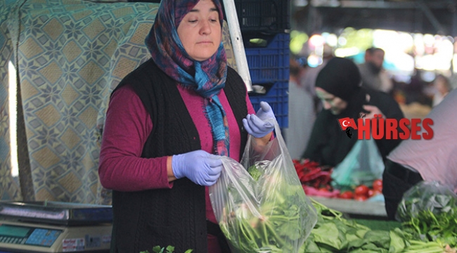 Nakit para ile alışverişin merkezi semt pazarlarında ensaftan eldivenli koruma