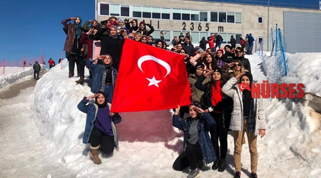 Zirvede Türk Bayrağı açıp, asker selamı verdiler