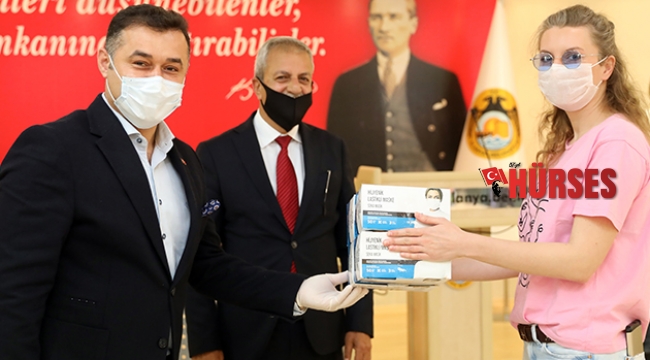 Alanya'da yerleşik yabancılara maske dağıtıldı