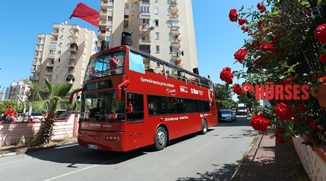 Büyükşehir Bandosu Antalya sokaklarını şenlendiriyor