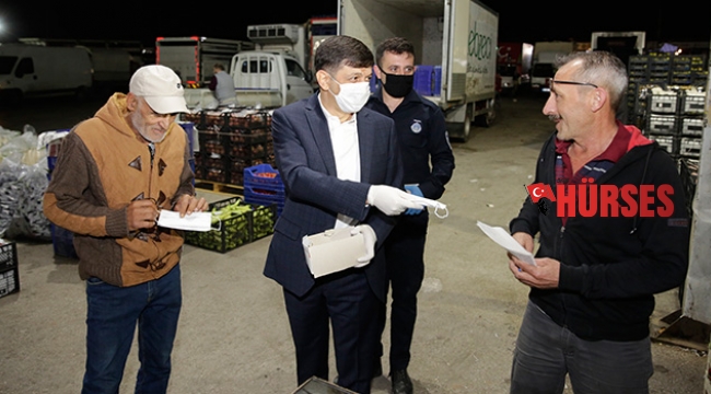 Büyükşehir Hal’de maske dağıtımı yaptı