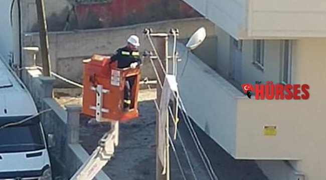 Camdan silkelediği halı, elektrik direğine asılı kaldı