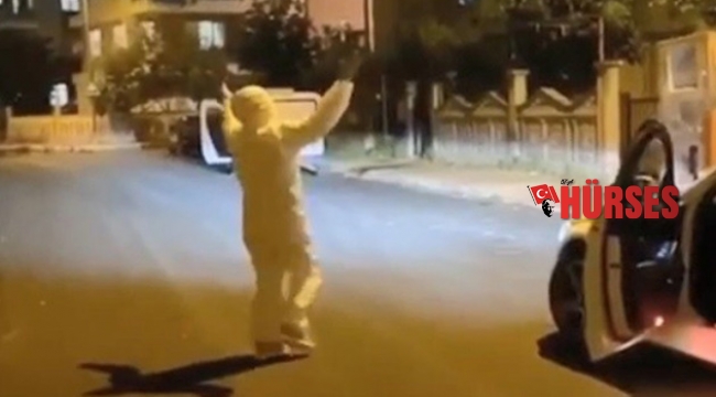 Evde sıkılan ablası için koruyucu tulumla açık hava konseri verdi