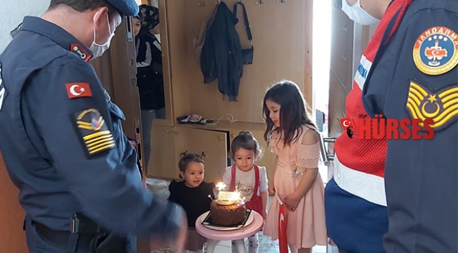 Evden çıkamayan minik kıza jandarmadan doğum günü sürprizi
