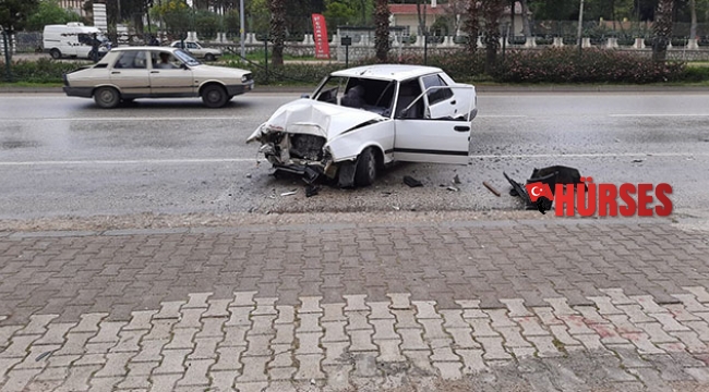 Forklifte çarpan otomobil hurdaya döndü